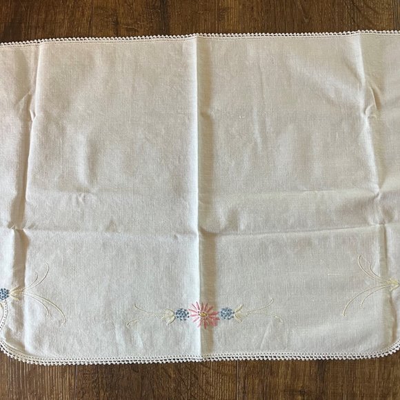 Vintage Set of 2 Hand-Embroidered Dresser Scarves Crochet Edge Pink Flowers - Picture 3 of 7